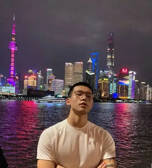 组图白净帅气的纹身小奶狗,179的身高,却有着男模般的身材
