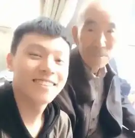 变形计王晨正与爷爷相依为命丫头去世,他的做法十分暖心
