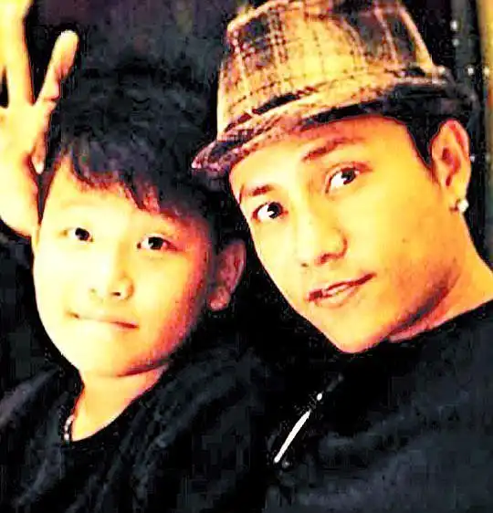 陈坤晒与儿子合照,两人几乎一模一样,背后的付出让人心生敬佩
