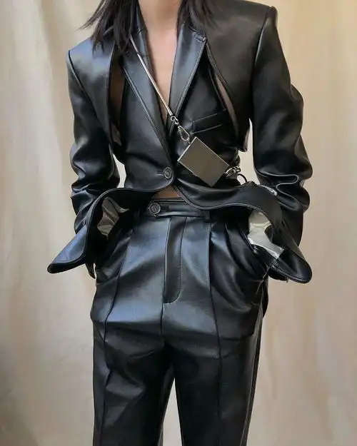 他从celine离职后,创立品牌短短一年火速爆红新生代叛逆少年的禁欲系极简风
