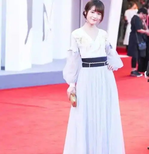 22岁星女郎徐娇近照曝光,脸变长似发面馒头,直播卖货认不出
