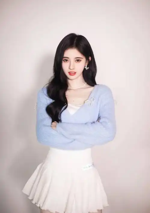 王子文与鞠婧祎,一个80后,一个90后,穿搭相同但气质却大不同
