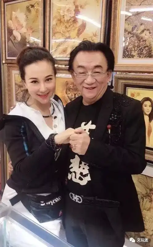 郭德纲死敌收混血女网红为徒下血本儿送文玩

