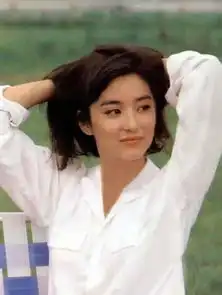 她曾是风情万种的女神,17岁女儿近照曝光,身材走样到没法看
