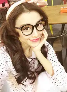 刘翔前妻扎双马尾扮少女棒棒糖遮脸卖萌
