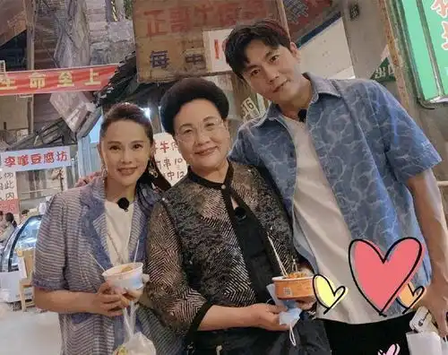 杨丞琳晒美照,李荣浩深夜评论一句好久不见,满腔异地恋心酸
