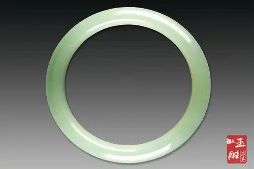 蓝田玉手镯久了变色,身体变化功效引关注
