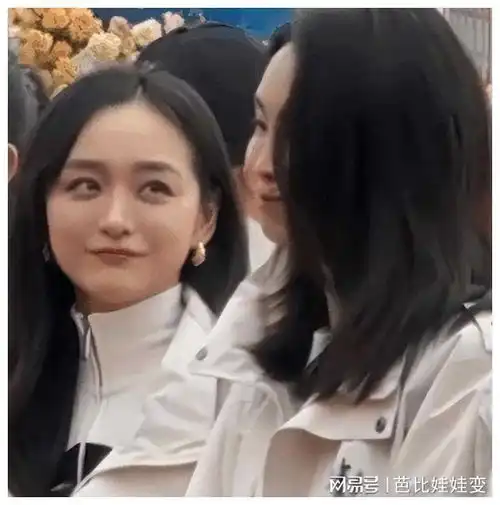 50岁王艳与温峥嵘同框,中年女性的幸福密码全写在脸上了
