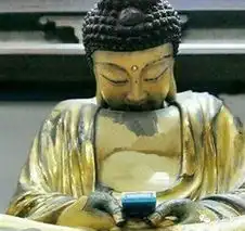 妹子这样睡小心腰疼啊
