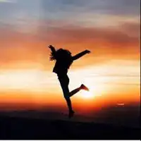 夕阳背影头像女生黄昏下唯美女生背影头像
