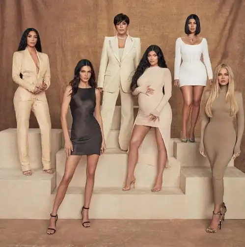 卡戴珊5姐妹强势合体,为宣传新片煞费苦心,穿成火烈鸟上街
