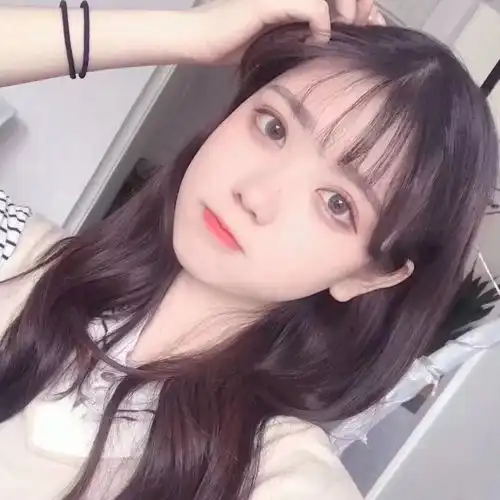 网易云热评等车的时候旁边站了一对情侣,女孩子在生气,男生就哄她说
