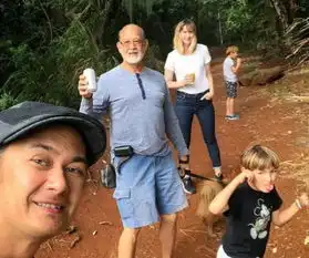 许冠杰大儿子患癌暴瘦后首现身,买一大堆补品服用,右耳已失聪
