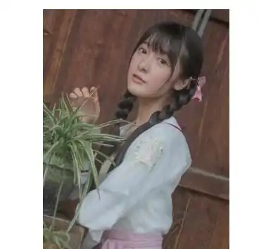 21岁徐娇回老家参加婚礼,打扮低调不抢风头,跟银幕相比差距大
