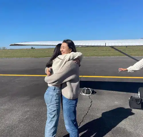 李连杰19岁女儿打扮性感,寒风中穿透视装秀美腿,引外国大叔注目
