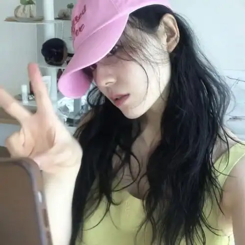 女生头像花不是为花店而开人也有各自的月亮
