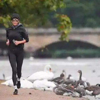 54岁刘嘉玲晨跑,素颜遇镜头连忙躲避,爱跑步的女人果然好美
