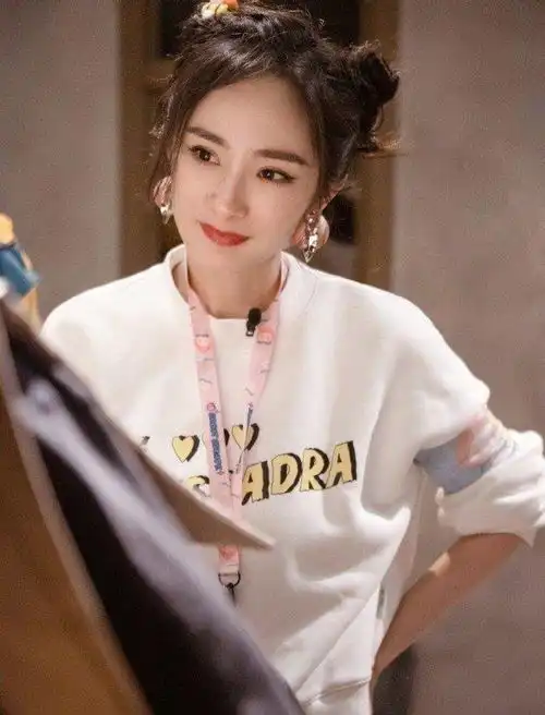 杨幂pk迪丽热巴,谁的造型更美员工能干过老板吗
