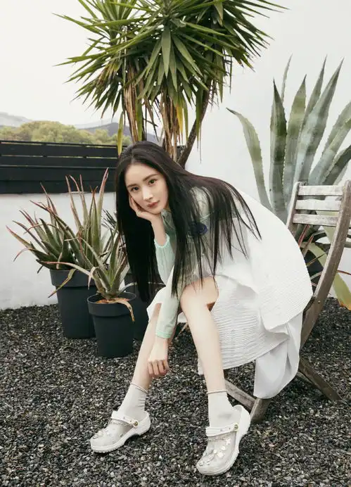 杨幂要引领新时尚,穿丑拖鞋拍写真,近1万5的吊带裙都黯淡无光了
