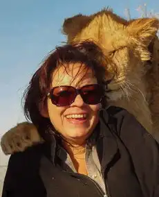 南非女子狮子园拍照被母狮拥抱亲吻图
