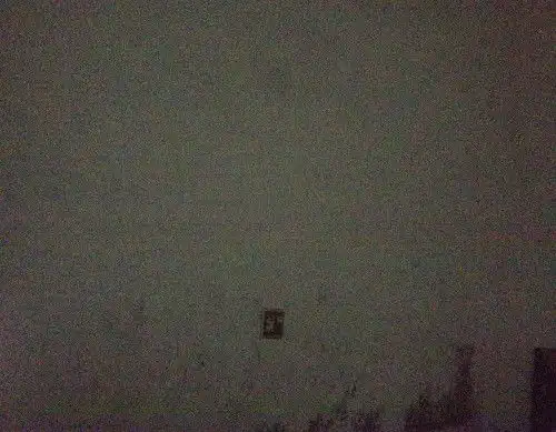 4s在光线比较暗的时候噪点很多,特别是在全景模式下拍摄特别模糊,请问这是硬件问题吗
