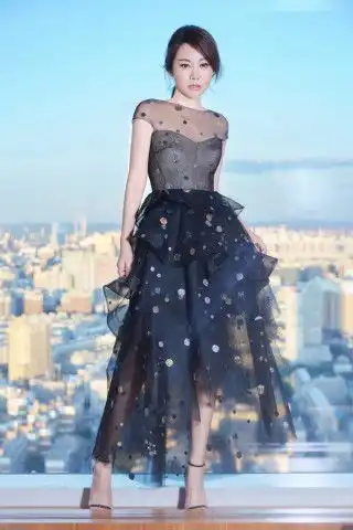 闫妮再凭长腿上热搜,48岁的她实力诠释逆生长,看腿我酸了
