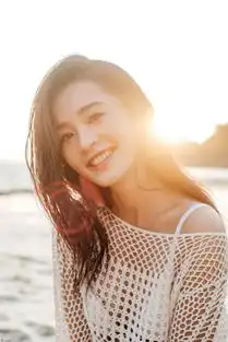 李沁海边写真小露性感镂空罩衫若隐若现
