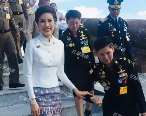 35岁诗妮娜风情万种白玫瑰造型美绝了,一颦一笑勾魂摄魄

