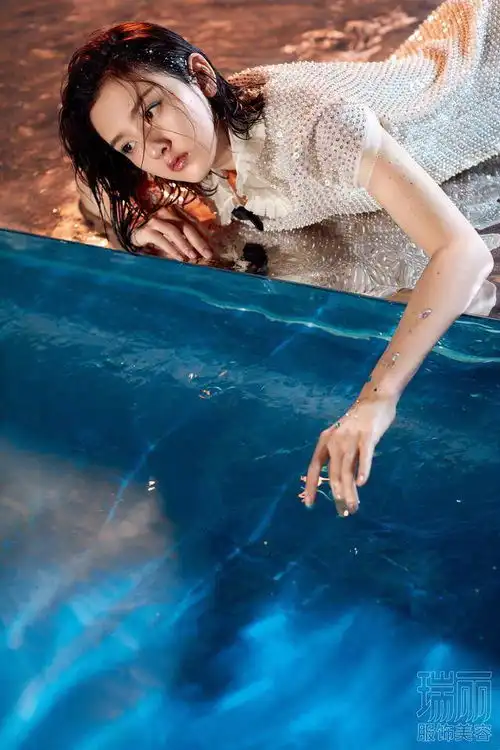 宋祖儿化身美人鱼,湖蓝色连衣裙配湿发造型,22岁表现力毫不逊色
