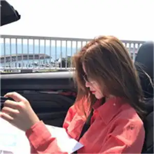 超拽的女生头像,戴眼镜的女王范霸气十足的
