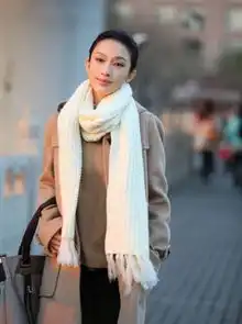 王凯跪求她做女友因丑美爆红,但这90斤好身材不服不行
