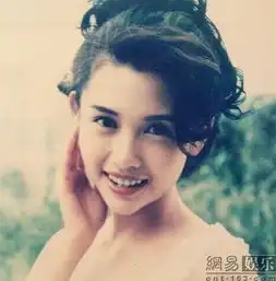 47岁邱淑贞与女儿出街似姐妹
