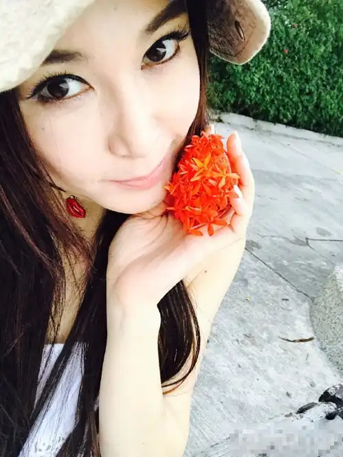 同样50岁,温碧霞嫁富豪如少女,周海媚不婚似大妈
