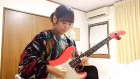 弹吉他是泡不到妞的
