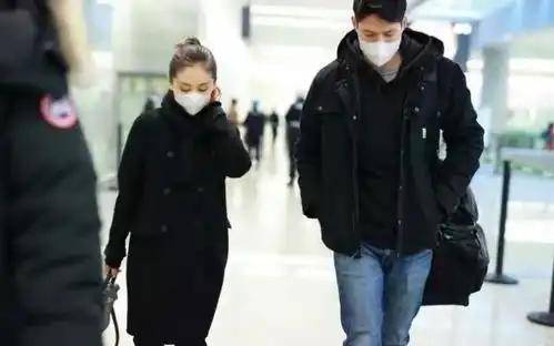 王子文首次带男友走机场,黑大衣尼姑头穿成他妈妈,母子感太强烈
