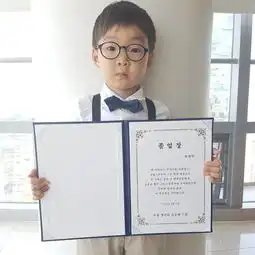 组图你的表情包长大了宋家三胞胎长成小绅士
