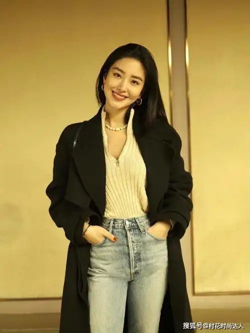 杨采钰的港风穿搭绝了,玛丽珍皮鞋有魅力,日常穿搭秒变摩登女孩
