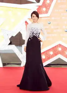 闫妮,从俗气的乡村翠花蜕变成风情万种的精致女神
