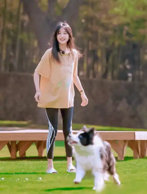 郑爽挑战港风造型,没料到妆容用力过度,成了韩式美女
