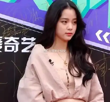 黄晓明退出浪姐后首现身与秦岚同台,任嘉伦肖战依旧清爽帅气
