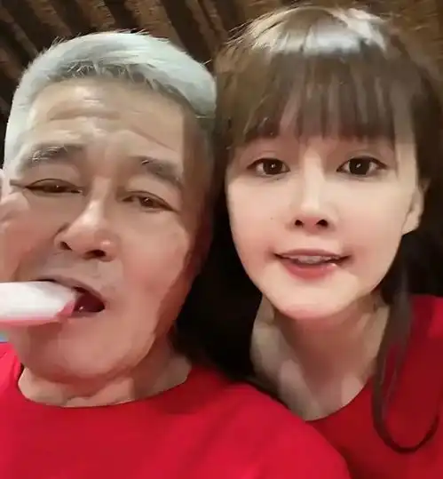 赵本山女儿晒与妈妈合照,母女俩好似姐妹,鸽子蛋钻戒让人羡慕
