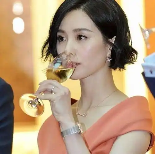 明星应酬喝酒赵丽颖假喝,刘昊然公认能喝,男人帮太宠张艺兴
