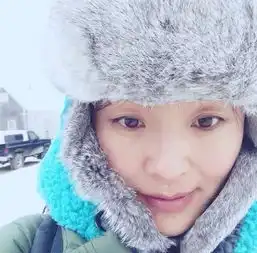 最美女背包客赤脚登雪山北极裸泳和尸体住过坟墓还上过战场

