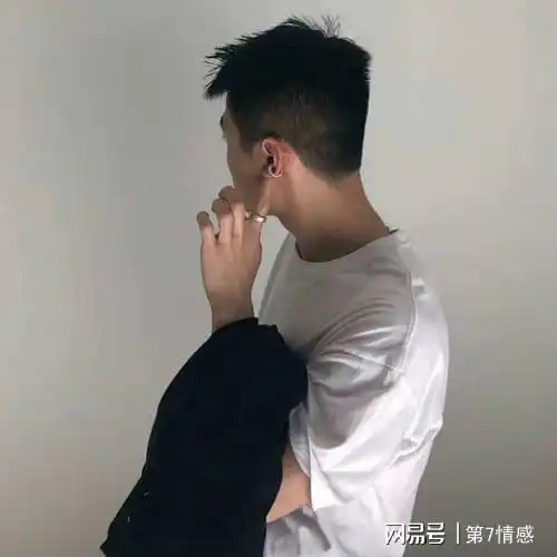 男人一般会在什么情况下换头像一个男生喜欢经常改头像和网名还有资料背景是什么意思

