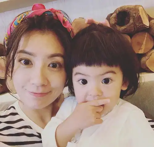 波妞把头发扎起来,表情严肃让贾静雯哭笑不得,网友像极萧敬腾
