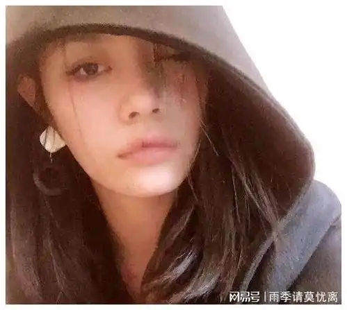 35岁葛荟婕晒照秀身材18岁为汪峰生女,分手16年后显落魄
