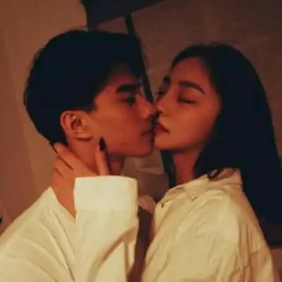 热恋期,男生若总碰你这3个部位,八成已把你当未来老婆了
