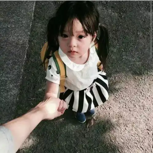 台湾一个爸爸在家带孩子,被摄像头记录下来妈妈看完哭了视频
