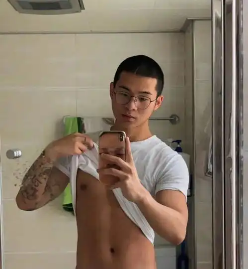 组图白净帅气的纹身小奶狗,179的身高,却有着男模般的身材
