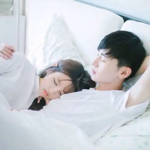 异性相处时,经常互帮几种忙,离越界就不远了
